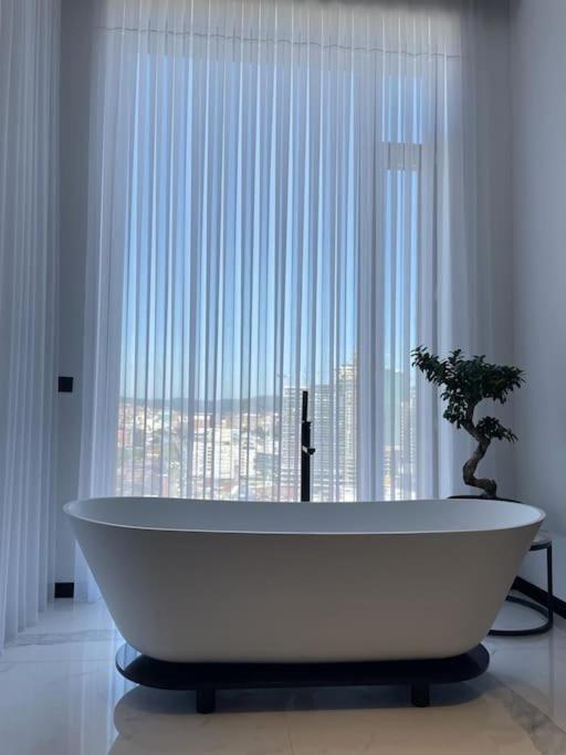 Апартаменты Luxury Penthouse Prishtina Приштина Экстерьер фото